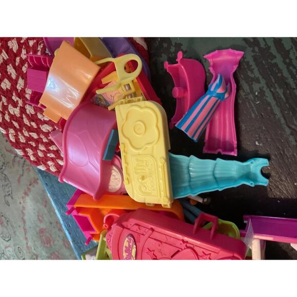 Vintage Polly Pocket Colorful Toy Playset with Carrying Bag - Picture 5 of 8